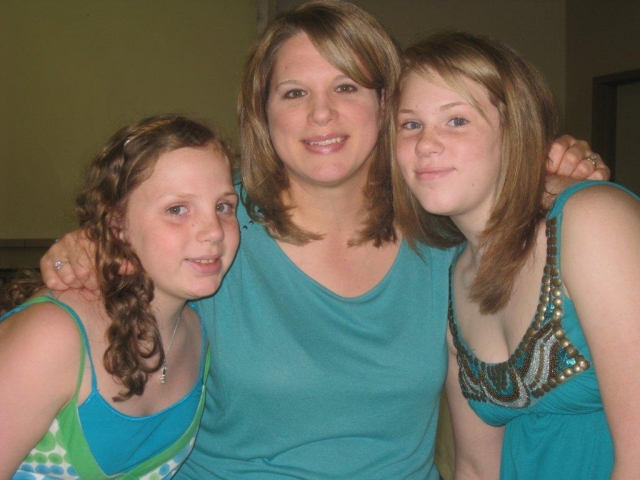Sharon (Garys daughter) and her two daughters, Elizabeth and Emma.